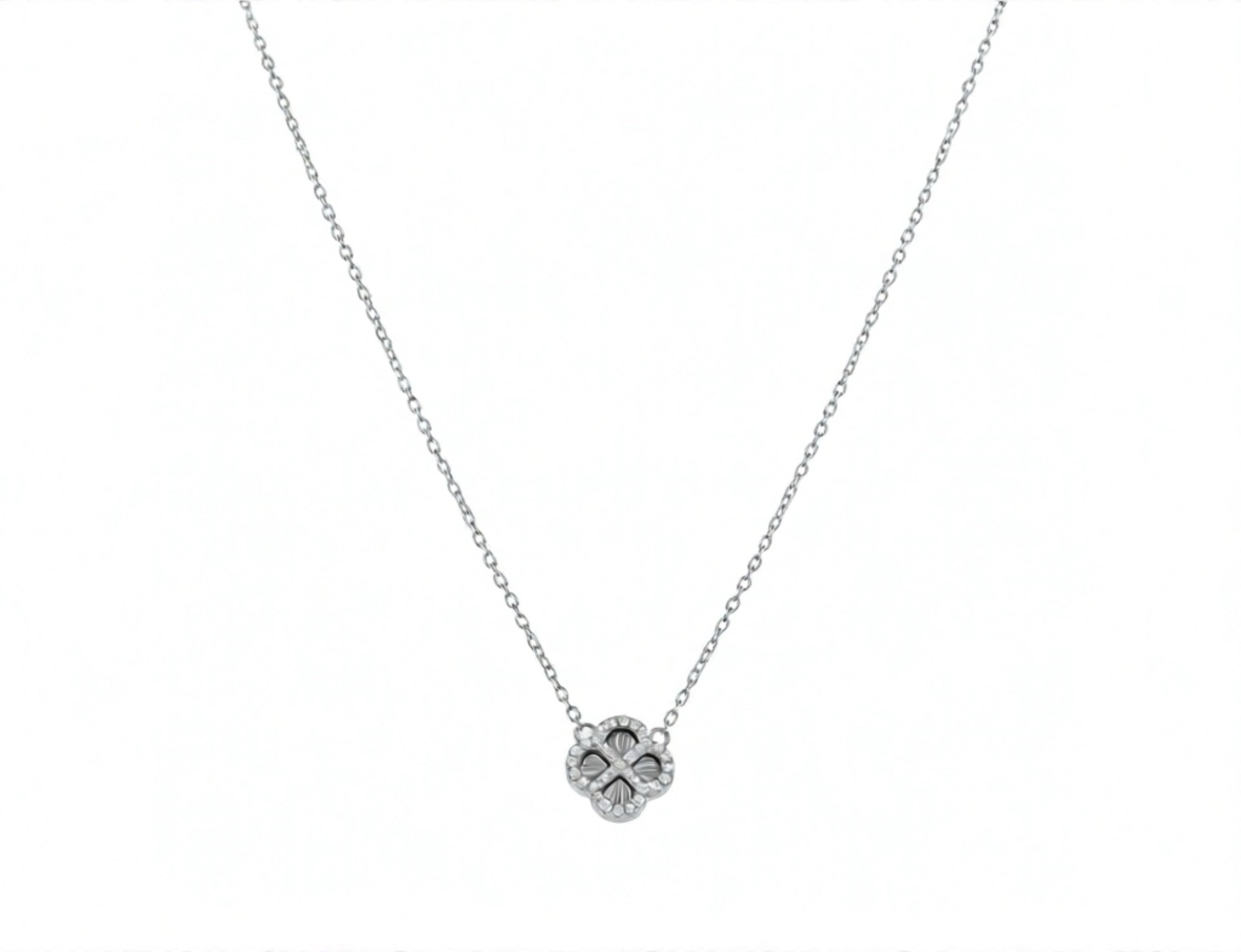COLLIER ARGENT DORÉ TREFLE SUR FOND DIAMANTÉ CONTOUR OXYDES BLANCS
